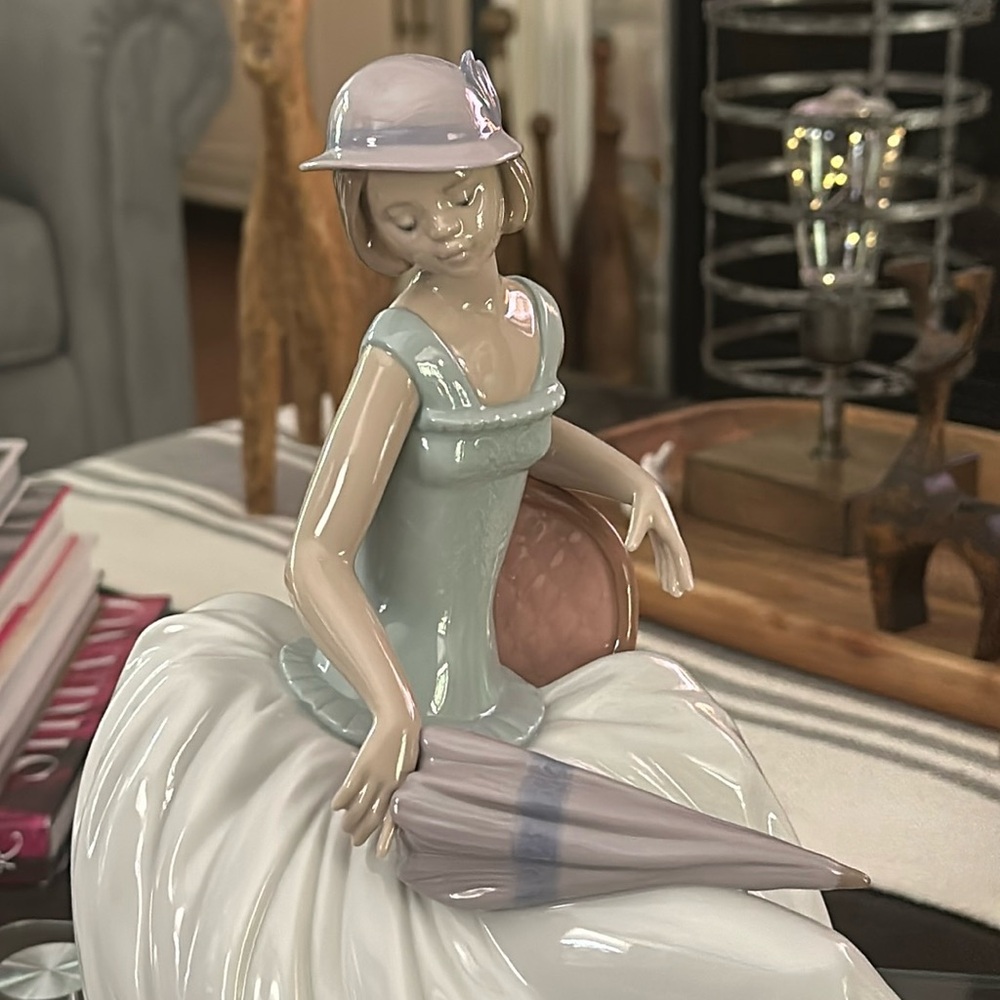 Lladro NAO “Windy Afternoon” Figurine #1400, Unboxed in Mint Condition